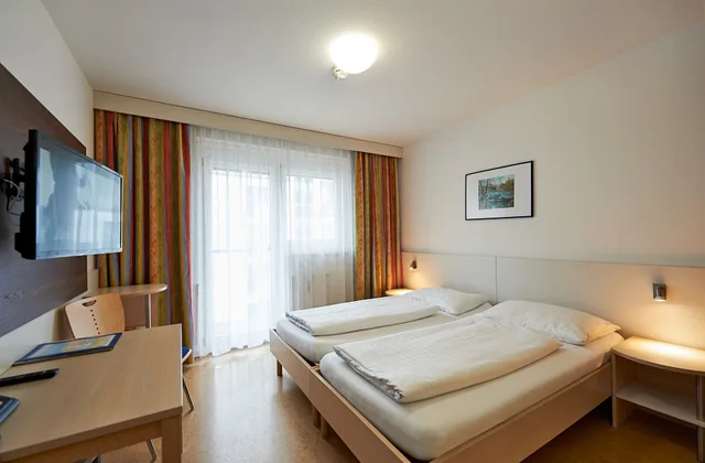 غرفة ديلوكس بسريرين منفصلين بإطلالة على الفناء، Kolping Wien Zentral Hotel 3/10