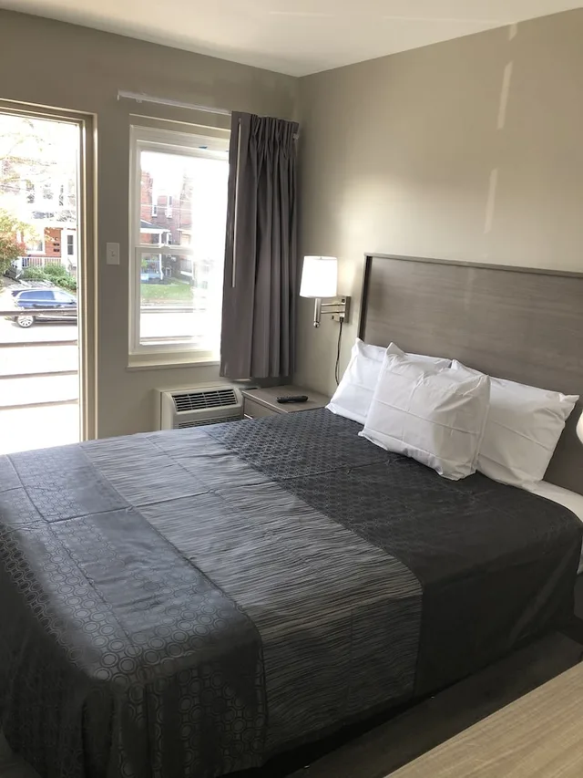 غرفة قياسية مفردة بسرير كوين، Trolley Stop Motel Philadelphia Media 1/6