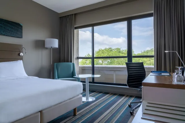 غرفة سوبيريور بإطلالة على الحديقة بشرفة، Radisson Blu Mammy Yoko Hotel Freetown 4/7
