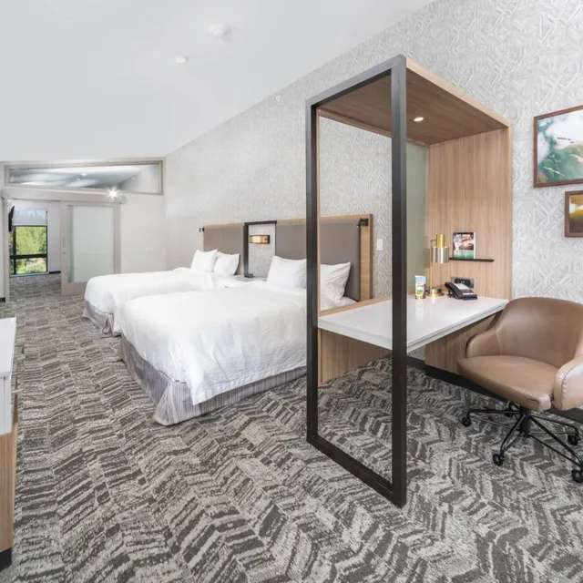جناح بسرير كينج وسريرين كوين بغرفة نوم واحدة مع سرير سحّاب إضافي مع أريكة، SpringHill Suites by Marriott Island Park Yellowstone 2/5