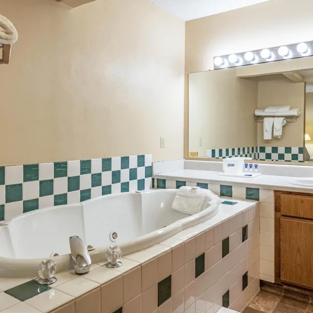 جناح ديلوكس بسرير كينج بجاكوزي للمدخنين، Americas Best Value Inn Suites St Marys 5/5