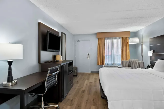غرفة بزنس بسرير كينج، SureStay Plus Hotel By Best Western Brandywine Valley 6/8