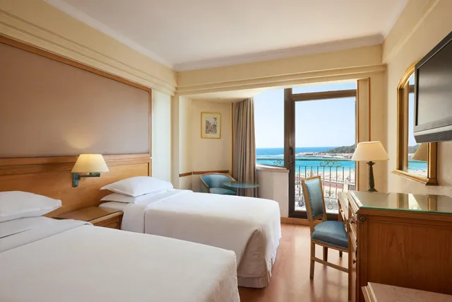 غرفة ديلوكس بسريرين منفصلين بشرفة بإطلالة في طابق مرتفع، Sheraton Montazah Hotel 3/6