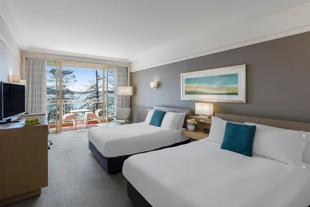 غرفة بسرير كينج وسريرين كوين بإطلالة على البحر بشرفة، Crowne Plaza Terrigal 1/3