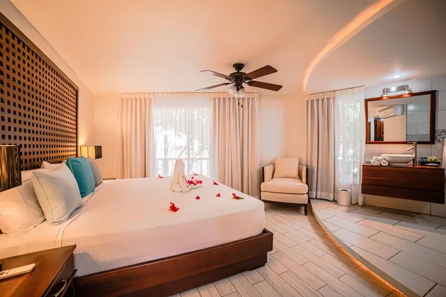 جناح شهر العسل، Paradise Beach Hotel 9/10