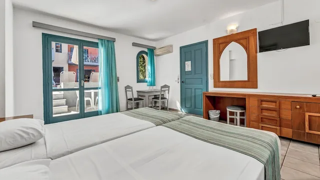 غرفة بسرير مزدوج بإطلالة على المسبح، Marilisa Hotel 1/3