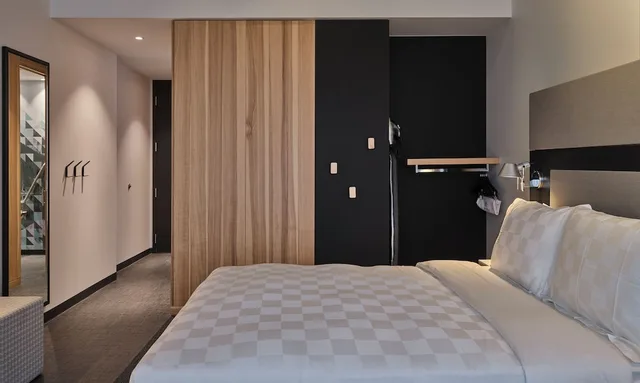 غرفة كلاسيكية بسرير كينج بإطلالة على الجبل، Alt Hotel Calgary University District 2/4
