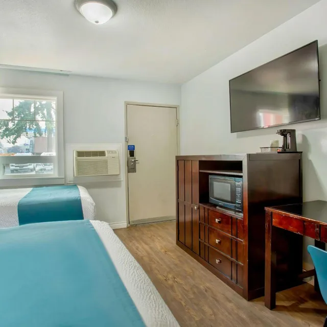 Room, 2 Queen Beds, Studio6 Suites Albany, OR 4/5