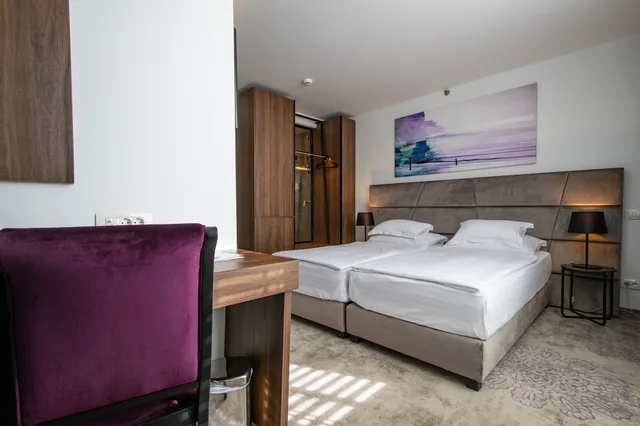 غرفة عائلية ثلاثية بسريرين منفصلين بإطلالة جزئية على البحر مع أريكة، Paris Hotel 3/10