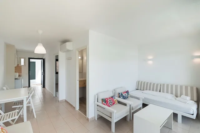 شقة بإطلالة على البحر بشرفة بغرفة نوم واحدة مفردة بسريرين منفصلين مع أريكة، Beach Club Aparthotel 4/8