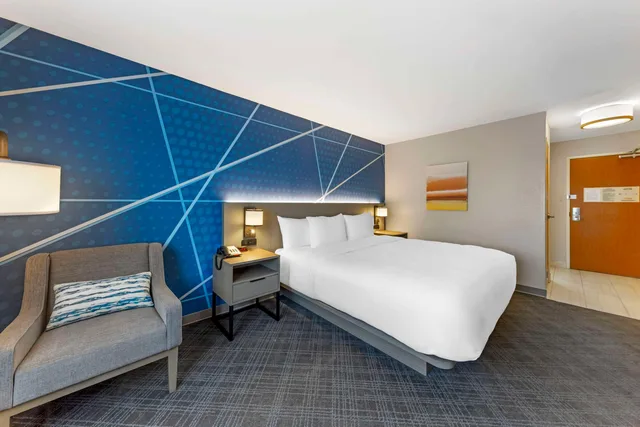 Room, King Bed, Comfort Inn & Suites Oklahoma City, OK 6/7