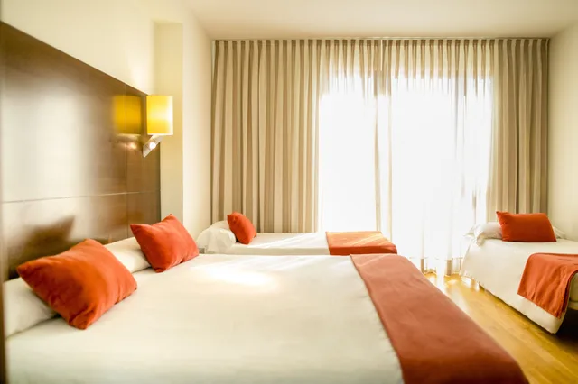 Room, Double and Twin Beds, Two Extra Beds، Hospedium Valles de Gredos Golf 1/7