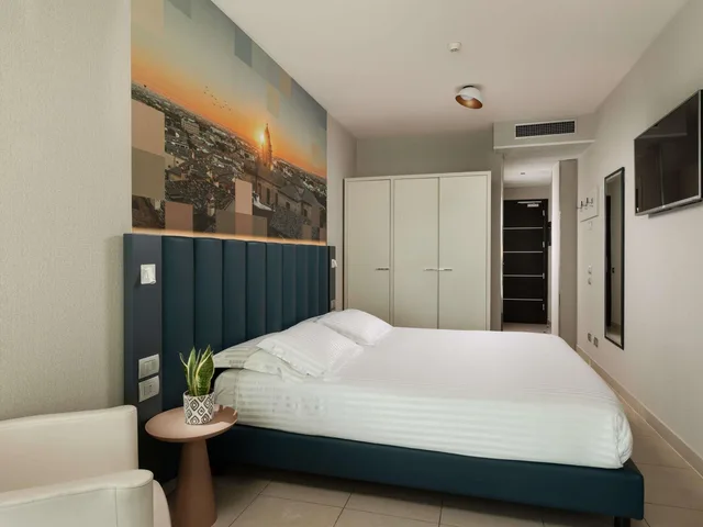 Classic, Double Bed, Side Sea View, Terrace, MERCURE RIMINI ARTIS 3/8