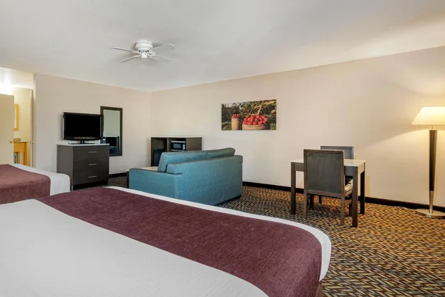 غرفة قياسية كبيرة بسريرين كينج، Best Western Orchard Inn 1/3