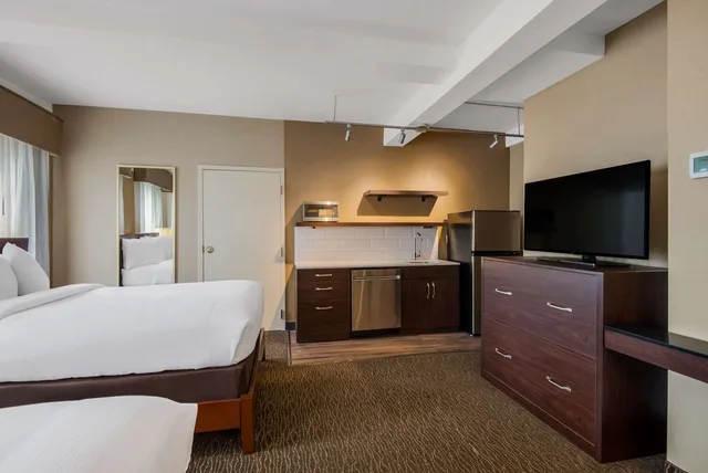 غرفة بسريرين مزدوجين بمطبخ صغير، Best Western Syracuse Downtown Hotel Suites 1/4
