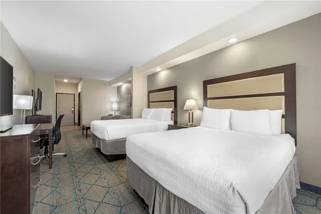جناح بسريرين كوين مع أريكة، Best Western Plus McPherson 1/2