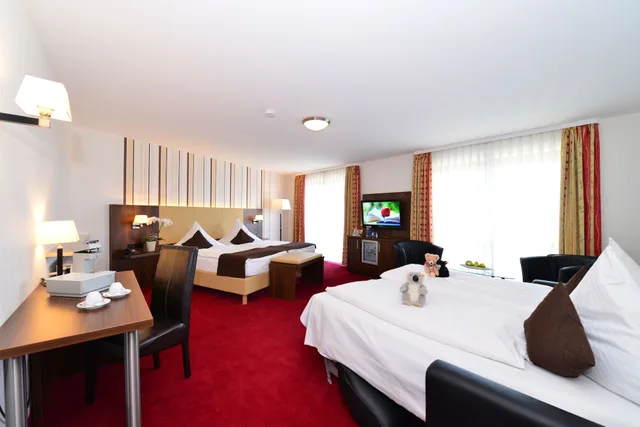 غرفة ثلاثية بسرير كينج مع أريكة، Lobinger Parkhotel 2/3