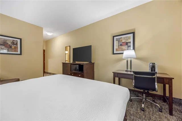 غرفة بسرير كينج بحوض استحمام لذوي الإعاقة، Best Western Plus Prairie Inn 1/8
