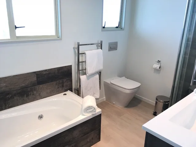 شقة بسرير كينج وسرير كوين بإطلالة على البحيرة بغرفتي نوم، Baycourt Lakefront Motel 3/3