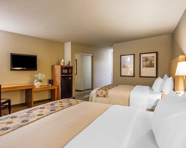 Standard, 2 Queen Beds, Lagoon View، Gaia Hotel Spa Redding Ascend Hotel Collection 9/10