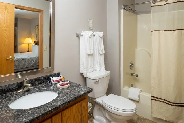غرفة قياسية بسرير كينج بغرفة نوم واحدة، Newport Resort 5/7