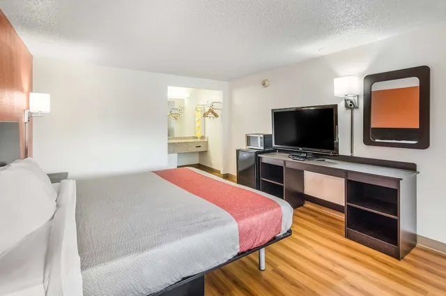 غرفة قياسية بسرير كينج للمدخنين، Motel6 Salem, VA 1/5