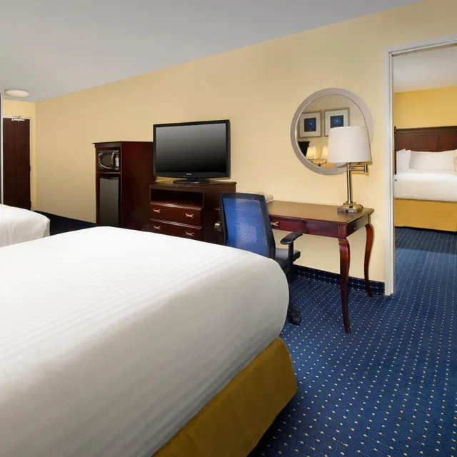 جناح بسرير كينج وسريرين كوين بغرفتي نوم، Holiday Inn Express Hotel Suites San Antonio West Seaworld Area 2/3