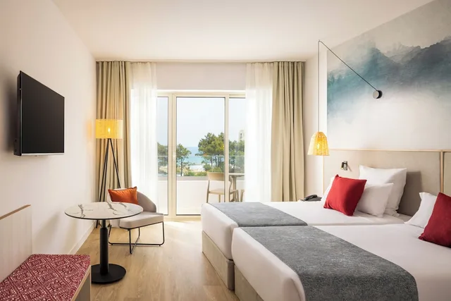 غرفة سوبيريور بسريرين منفصلين بإطلالة على المسبح بشرفة، Breathless Resort & SPA 1/3