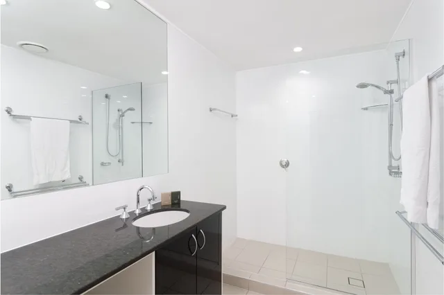 شقة ديلوكس بسرير كينج وسريرين منفصلين بغرفتي نوم، Mandalay Luxury Beachfront Apartments 5/6
