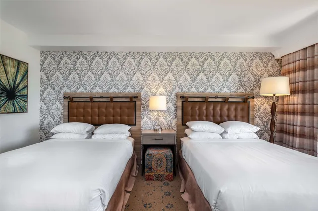 استوديو تقليدي بسريرين كوين لذوي الإعاقة، The Cassara Carlsbad Tapestry Collection By Hilton 3/7