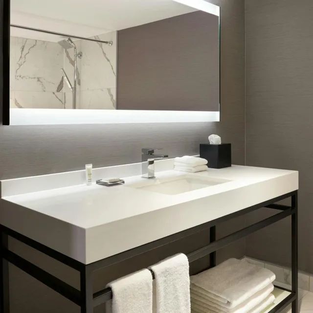 غرفة بسرير كينج وسريرين كوين مع دخول صالة النادي، Kingston Market Square Hotel 9/10