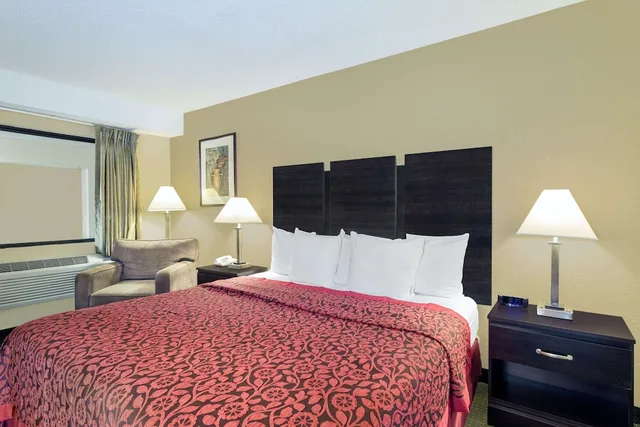 جناح بسرير كينج بغرفة نوم واحدة، Days Inn & Suites by Wyndham Columbia Airport 2/2
