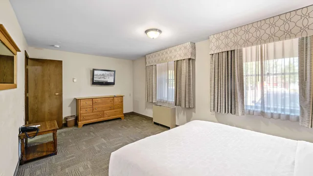 Efficiency, Suite, Queen Bed، Clarion Hotel & Suites Fairbanks near Ft Wainwright 2/5
