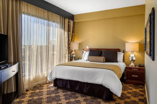 غرفة سيغنتشر بريميير بسرير كينج، Omni Houston Hotel 1/10
