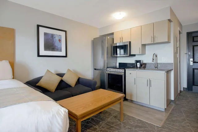 Coast, Suite, King Bed، Coast Osoyoos Beach Hotel 1/5