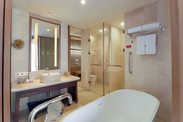 غرفة قياسية بسرير كينج بإطلالة على البحر للمدخنين، Crowne Plaza Hailing Island 5/6