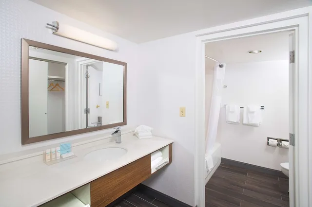 جناح بسرير كوين بغرفة نوم واحدة بمطبخ لذوي الإعاقة، Hampton Inn Suites Annapolis 7/8