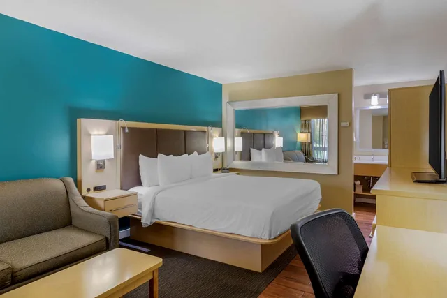 Room, King Bed, Courtyard View, Best Western Plus South Coast Inn 5/9