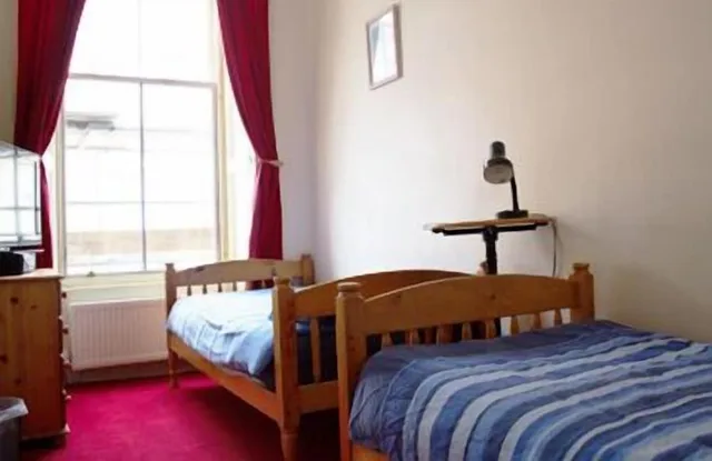 Room, Twin Beds, Argyle Backpackers 2/3