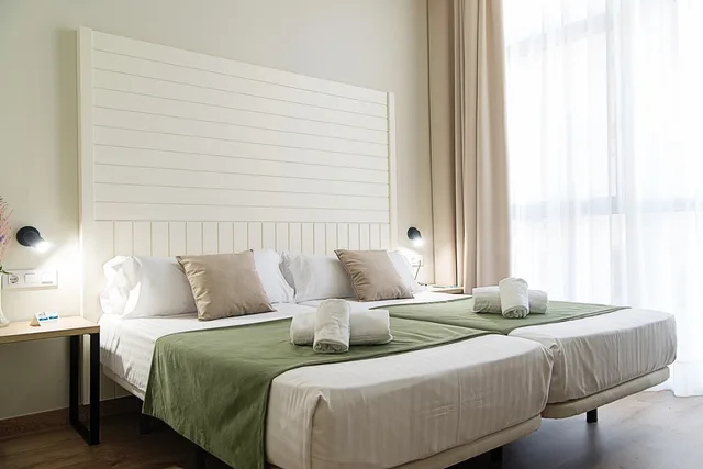 Comfort, Double or Twin Bed, Checkin Valencia 1/2