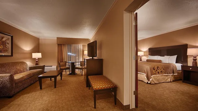 جناح بسرير كينج مع أريكة، Wyndham Tucson Airport & Conference Center 5/7