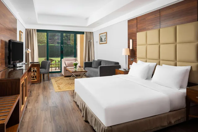 غرفة سوبيريور تنفيذية بسرير مزدوج، Hilton Pyramids Golf Resort 1/5