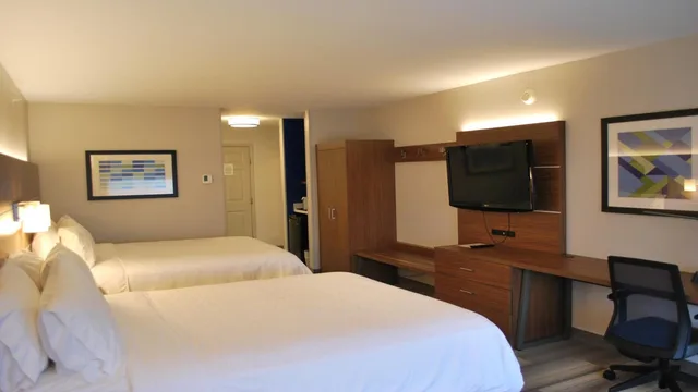 غرفة قياسية بسرير كوين مع أريكة، Holiday Inn Express Suites Indianapolis North Carmel An Ihg Hotel 2/2