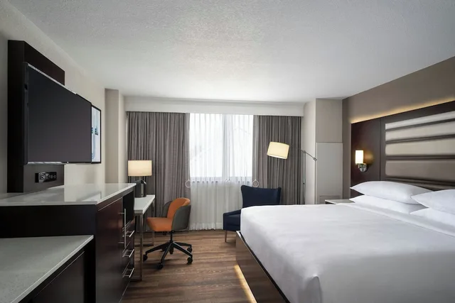غرفة بسرير كينج، Delta Hotels by Marriott Jacksonville Deerwood 1/2