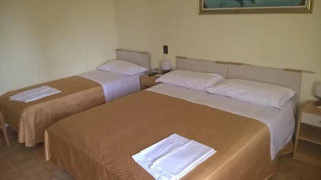 غرفة ثلاثية، Hotel Parigi 3/8