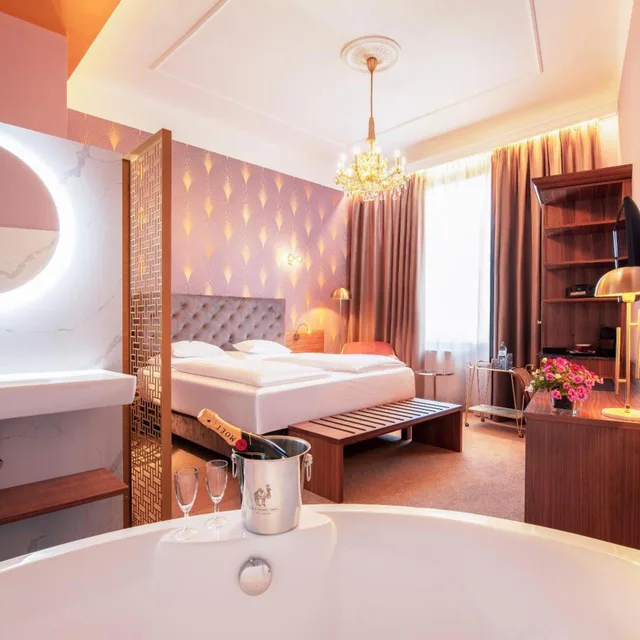 غرفة بسرير كينج بجاكوزي، Boutique Hotel Donauwalzer 2/5