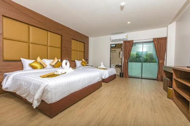 غرفة ديلوكس ثلاثية بسرير مزدوج وسرير فردي، The Bell Airport Phuket Hotel 2/4