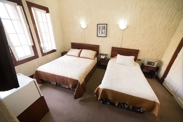 غرفة قياسية ثلاثية بسرير مزدوج وسرير فردي، Si Hotel 2/5