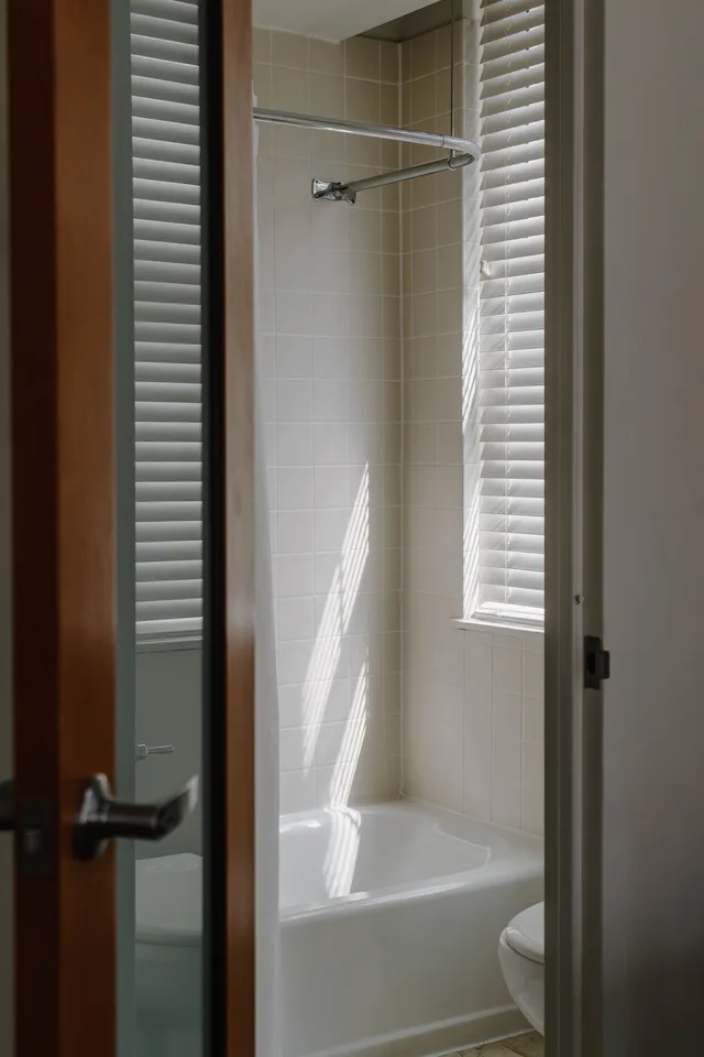 جناح بغرفة نوم واحدة مع أريكة بمطبخ صغير، Club Quarters Hotel In Philadelphia 2/2