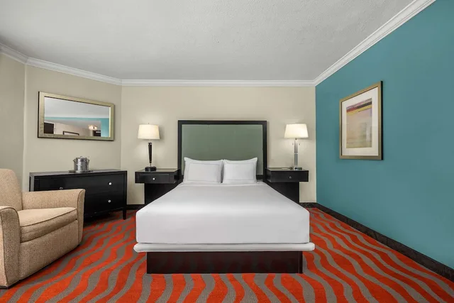 غرفة بسرير كوين لذوي الإعاقة، The Verve Hotel Boston Natick, Tapestry Collection by Hilton 2/7